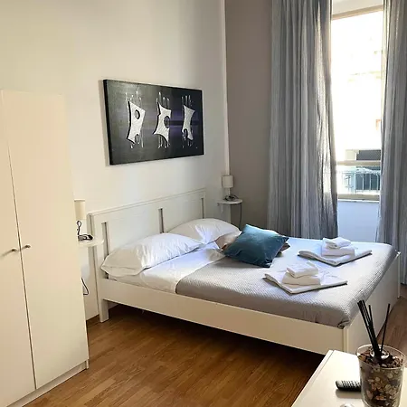 Bed & Breakfast I *